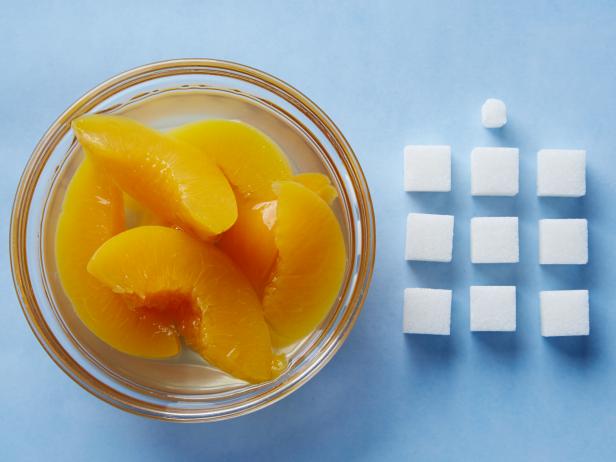 A photo showing the amount of added sugar in 1 cup of canned peaches.
