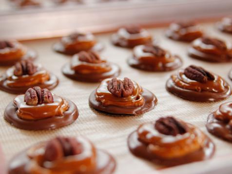 Chocolate-Caramel-Pecan Pretzel Bites