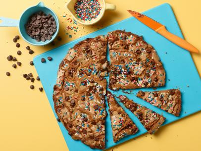 Food Network Kitchen’s Giant Chocolate Chip Sprinkle Cookie from Kids Can Bake for KIDS CAN BAKE/KIDS CAN MAKE/EASTER, as seen on Food Network