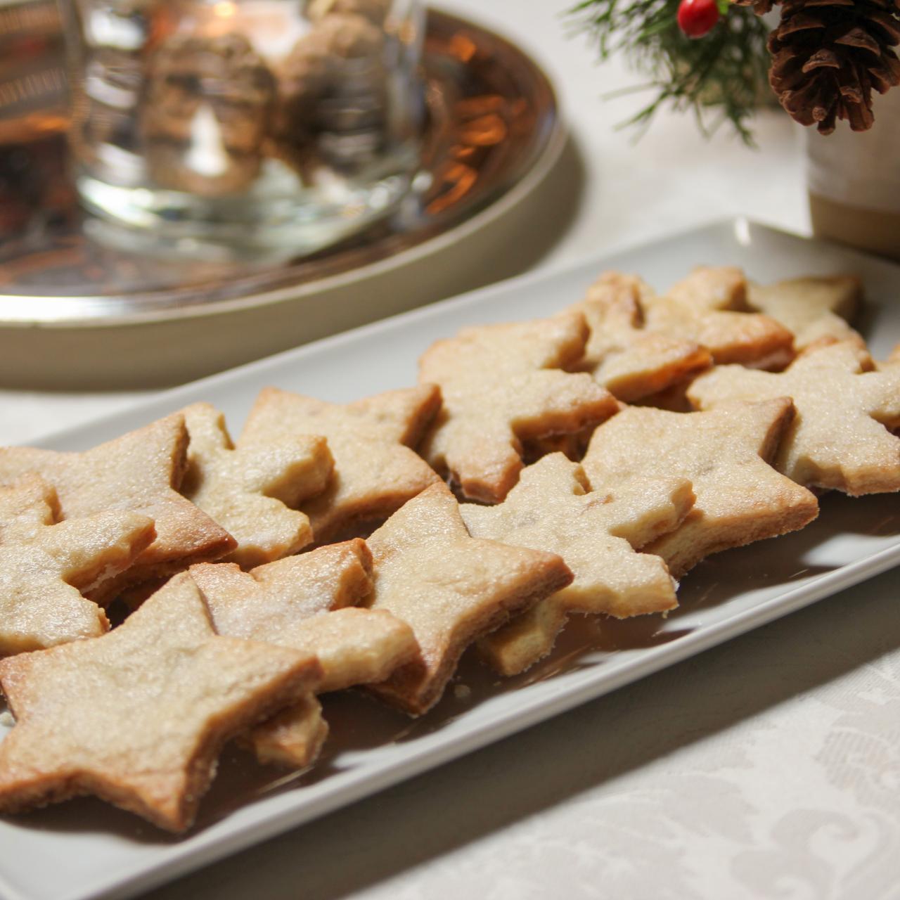 https://food.fnr.sndimg.com/content/dam/images/food/fullset/2015/11/22/0/BXSP04H_Ginger-Shortbread-Stars_s4x3.jpg.rend.hgtvcom.1280.1280.suffix/1449598950088.jpeg