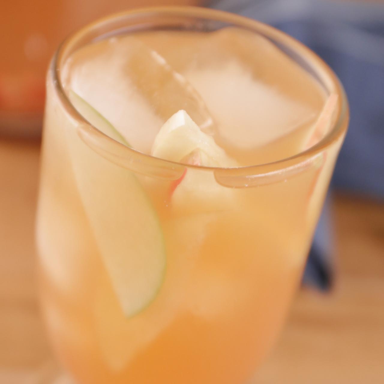 https://food.fnr.sndimg.com/content/dam/images/food/fullset/2015/12/1/2/AS0616H_Sparkling-Apple-Cider-Sangria_s4x3.jpg.rend.hgtvcom.1280.1280.suffix/1449028930107.jpeg