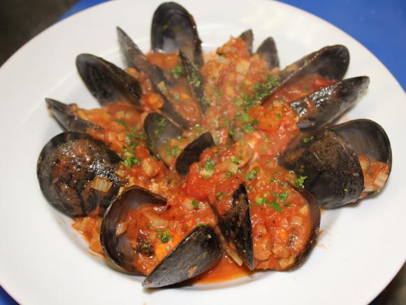 Zuppa di Mussels Recipe | Robert Irvine | Food Network