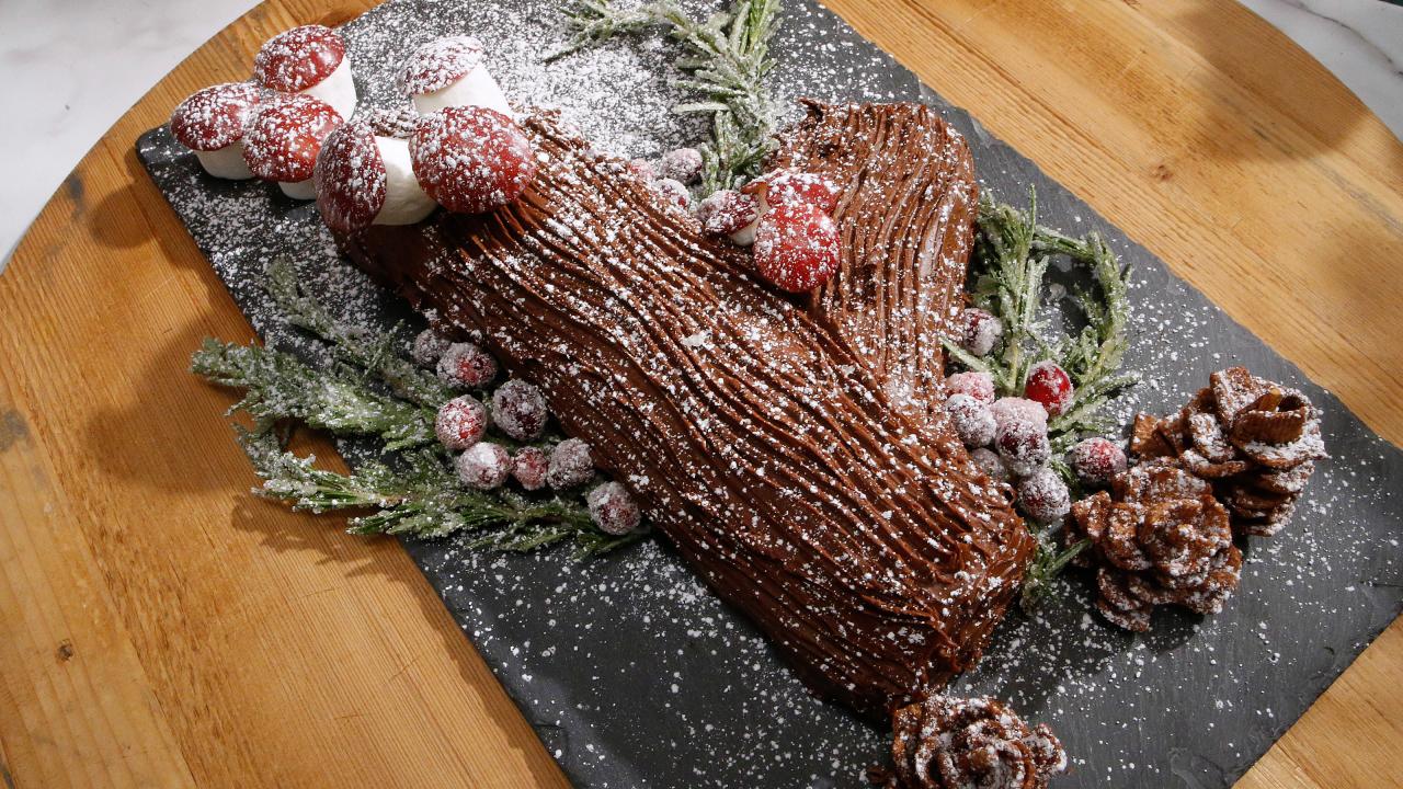 https://food.fnr.sndimg.com/content/dam/images/food/fullset/2015/12/7/0/KC0803_Yule-Log_s4x3.jpg.rend.hgtvcom.1280.720.suffix/1449514034514.jpeg