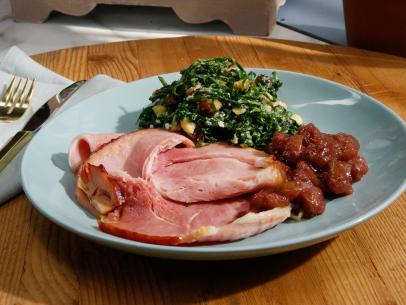 https://food.fnr.sndimg.com/content/dam/images/food/fullset/2015/12/7/1/KC0803_Smithfield-ham-with-Fig-Chutney-and-Collard-Salad_s4x3.jpg.rend.hgtvcom.406.305.suffix/1449534083922.jpeg