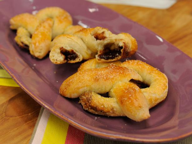 Stuffed Pretzel Cookies (Prezookie)