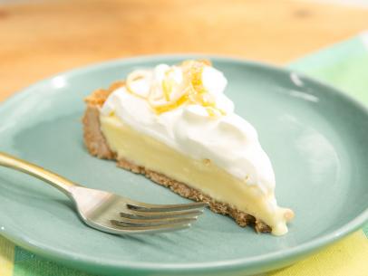https://food.fnr.sndimg.com/content/dam/images/food/fullset/2015/3/18/0/KC0507H_Frozen-Lemon-Cream-Pie_s4x3.jpg.rend.hgtvcom.406.305.suffix/1426701229568.jpeg