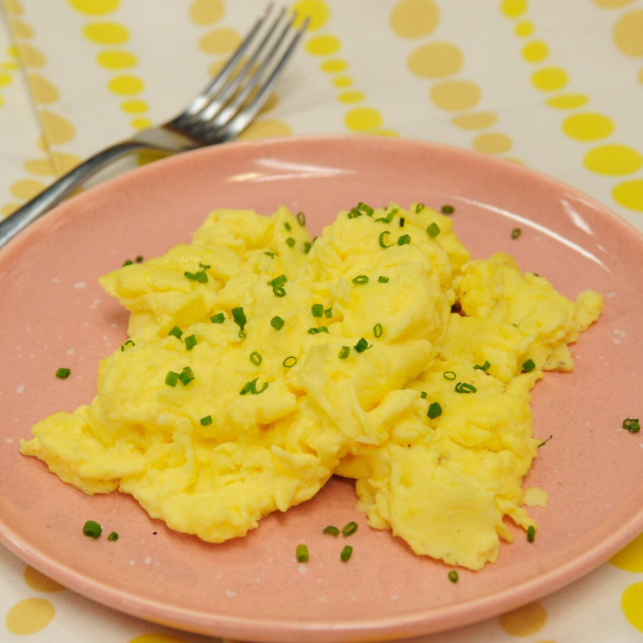 https://food.fnr.sndimg.com/content/dam/images/food/fullset/2015/3/18/1/KC0507H_Sour-Cream-Scrambled-Eggs_s4x3.jpg.rend.hgtvcom.1280.1280.suffix/1426714718208.jpeg