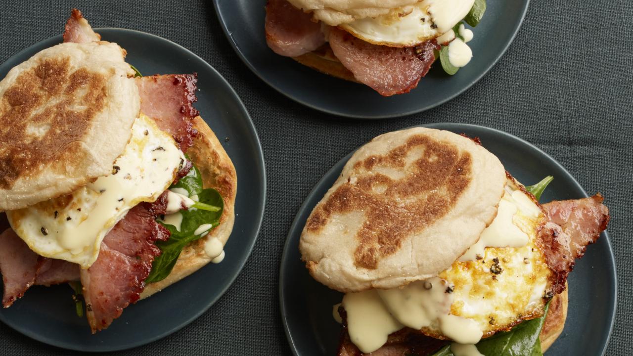 Eggs Benedict with English Muffins - Servings 1 — Brava