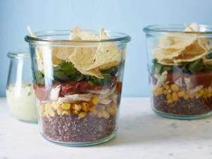 FNK_Jars-chicken-avocado-cream-and-quinoa-salad-in-a-jar-recipe_s4x3