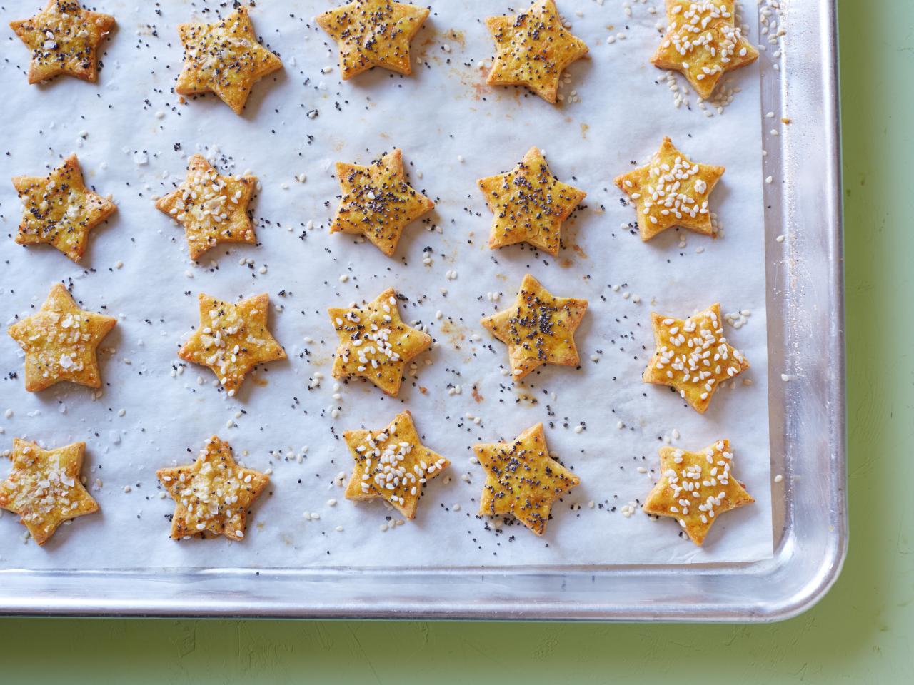 https://food.fnr.sndimg.com/content/dam/images/food/fullset/2015/3/25/1/FNK_Kids-Can-Make-Healthy-GF-Cheesy-Crackers_s4x3.jpg.rend.hgtvcom.1280.960.suffix/1427338228250.jpeg