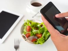 Anyone frustrated by family and friends focusing on their devices at dinnertime will be fascinated to hear about a prototype for a pepper grinder that shuts down screens during mealtime.