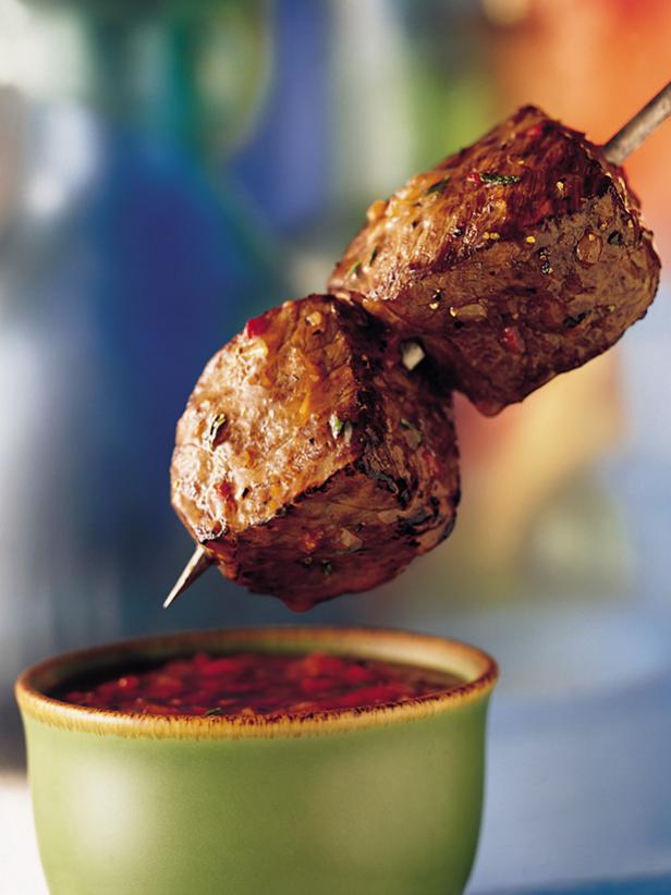 Beef Sirloin Kabobs with roasted Red Pepper Dipping Sauce_image