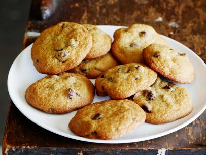 FNK SIMPLE CHOCOLATE CHIP COOKIES, Food Network Kitchen, All-­purpose Flour,
Baking Soda, Fine Salt, Unsalted Butter, Light Brown Sugar, Granulated Sugar, Eggs, Vanilla
Extract, Semisweet Chocolate Chips
