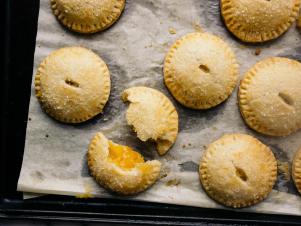 FN_seneviratne-peach-bourbon-hand-pies-recipe_s4x3