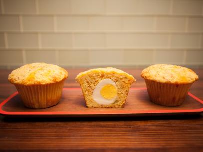 https://food.fnr.sndimg.com/content/dam/images/food/fullset/2015/5/20/0/FNK_Put-An-Egg-In-It-Ham-and-Cheese-Corn-Muffins_s4x3.jpg.rend.hgtvcom.406.305.suffix/1432255557331.jpeg
