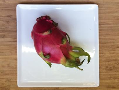 https://food.fnr.sndimg.com/content/dam/images/food/fullset/2015/5/27/1/HE_dragon-fruit-whole.jpg.rend.hgtvcom.406.305.suffix/1432759908679.jpeg