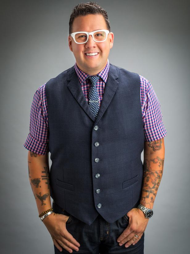 The 46-year old son of father (?) and mother(?) Graham Elliot in 2023 photo. Graham Elliot earned a  million dollar salary - leaving the net worth at 5 million in 2023
