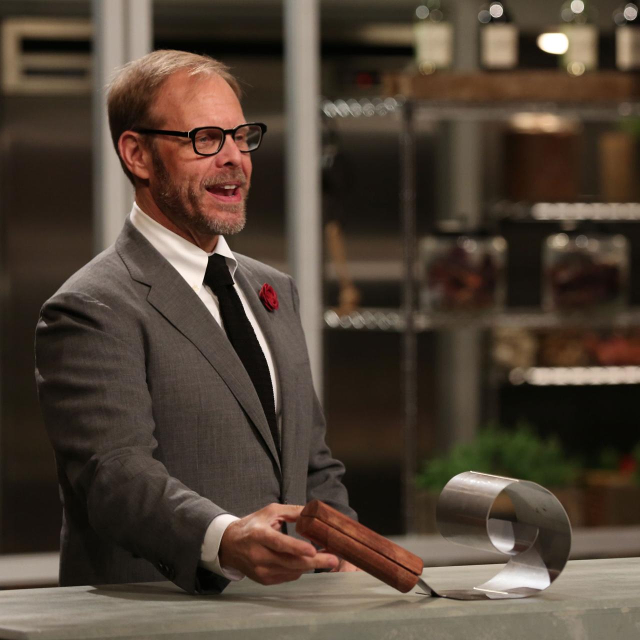 Alton Brown, Showman of Food TV, Pulls Back the Curtain - The New York Times