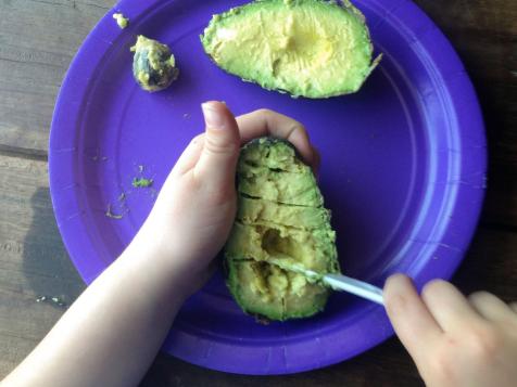 https://food.fnr.sndimg.com/content/dam/images/food/fullset/2015/6/2/0/fnd_kids-can-cook-guacamole-1.jpg.rend.hgtvcom.476.357.suffix/1433285016294.jpeg