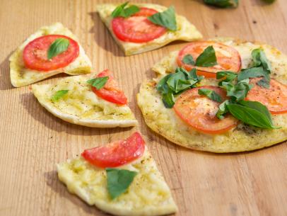 https://food.fnr.sndimg.com/content/dam/images/food/fullset/2015/6/3/0/KC0605_Personal-Pita-Pizzas-Crop.jpg.rend.hgtvcom.406.305.suffix/1433381191897.jpeg