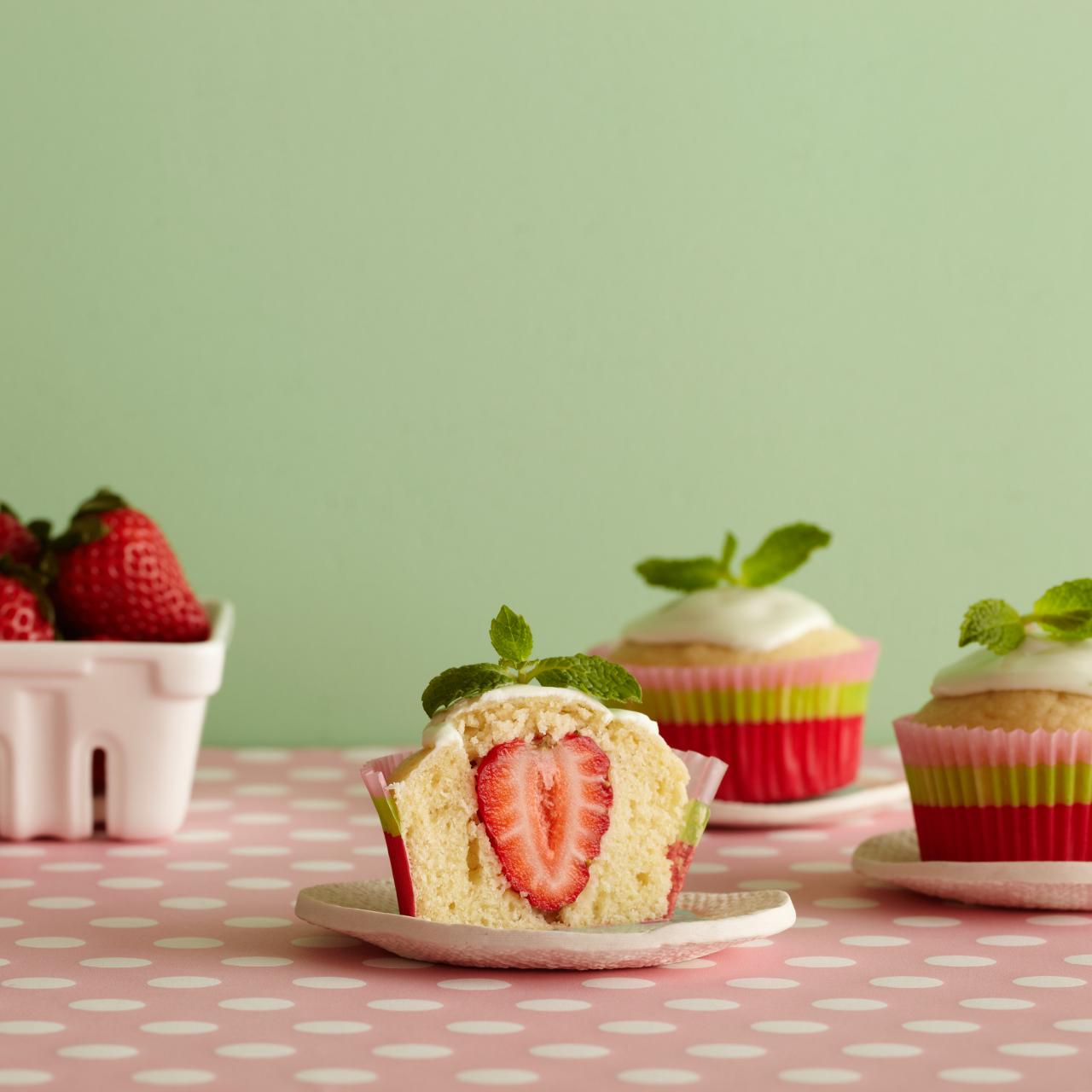 https://food.fnr.sndimg.com/content/dam/images/food/fullset/2015/6/30/1/FNK_Strawberry-Lime-Stuffed-Cupcakes_s4x3.jpg.rend.hgtvcom.1280.1280.suffix/1435698944670.jpeg