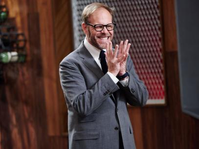 https://food.fnr.sndimg.com/content/dam/images/food/fullset/2015/6/8/0/KT0807_Alton-Brown.jpg.rend.hgtvcom.406.305.suffix/1433784607634.jpeg