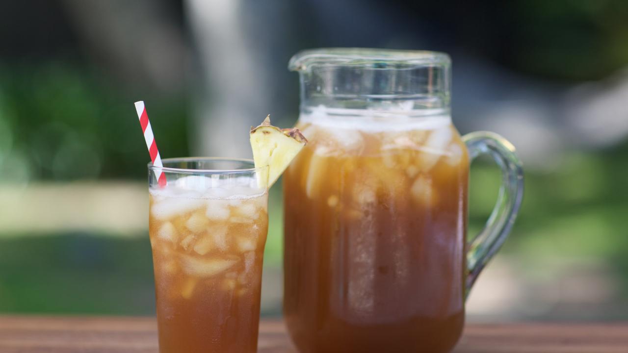 https://food.fnr.sndimg.com/content/dam/images/food/fullset/2015/6/9/0/FN_HTWS-Pineapple-Iced-Tea_s4x3.jpg.rend.hgtvcom.1280.720.suffix/1433890818918.jpeg