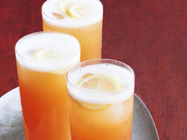 https://food.fnr.sndimg.com/content/dam/images/food/fullset/2015/6/9/3/FNM_070115-Sparkling-Peach-Tea-Recipe_s4x3.jpg.rend.hgtvcom.616.462.suffix/1433955636067.jpeg