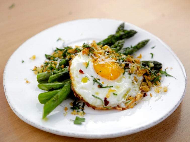 PanRoasted Asparagus with a Crispy Fried Egg Recipe Giada De