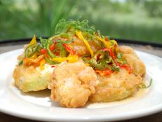 Housed in a former boathouse, this waterfront spot serves up decadent Southern eats. Curtis Stone stopped by to indulge in the Fried Green Tomatoes with Goat Cheese. He raved about the dish&rsquo;s unexpected &ldquo;layers of crunchiness&rdquo; formed by the golden tempura-style batter and crispy tomatoes underneath.