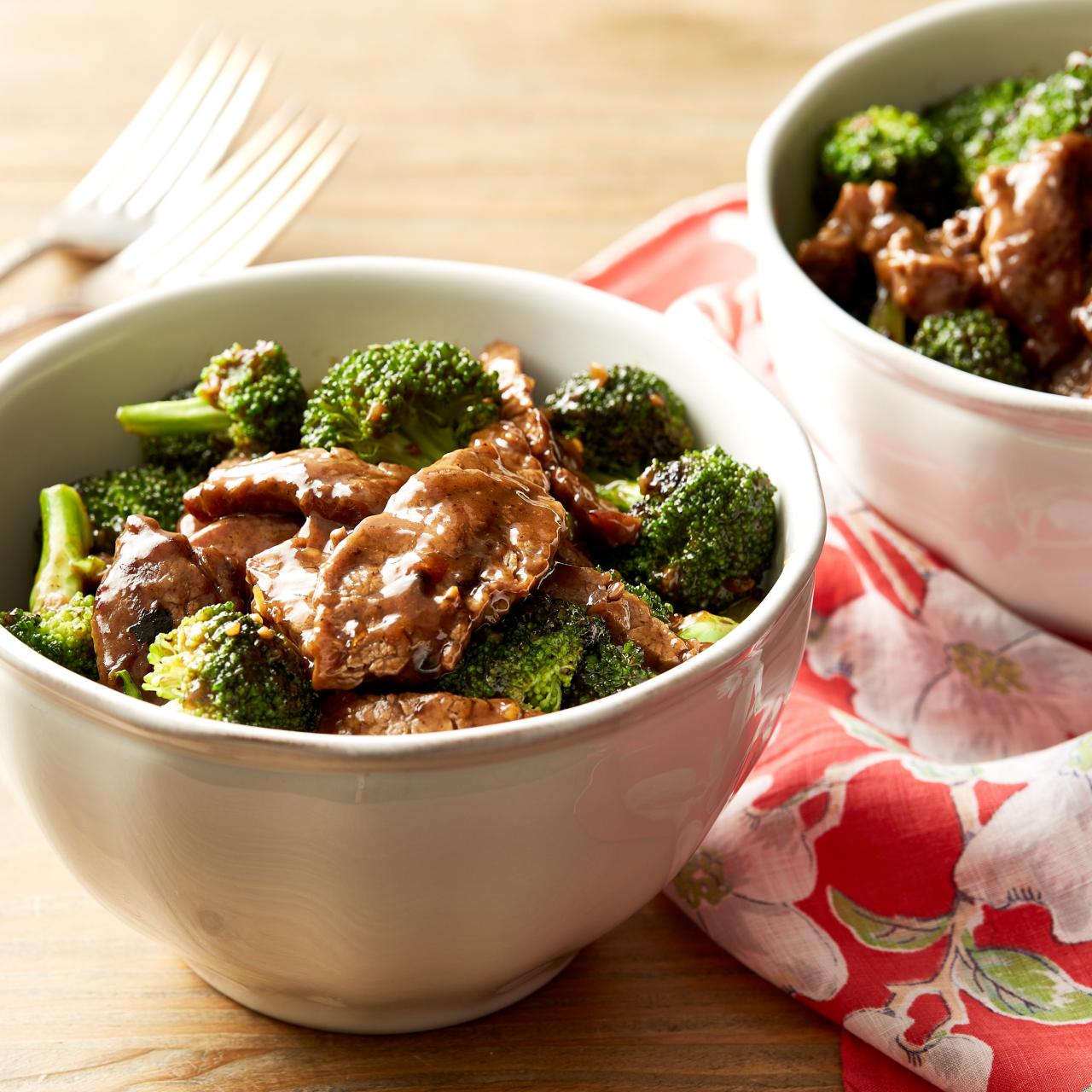 https://food.fnr.sndimg.com/content/dam/images/food/fullset/2015/8/26/3/WU0802H_Beef-with-Broccoli_s4x3.jpg.rend.hgtvcom.1280.1280.suffix/1547062094033.jpeg