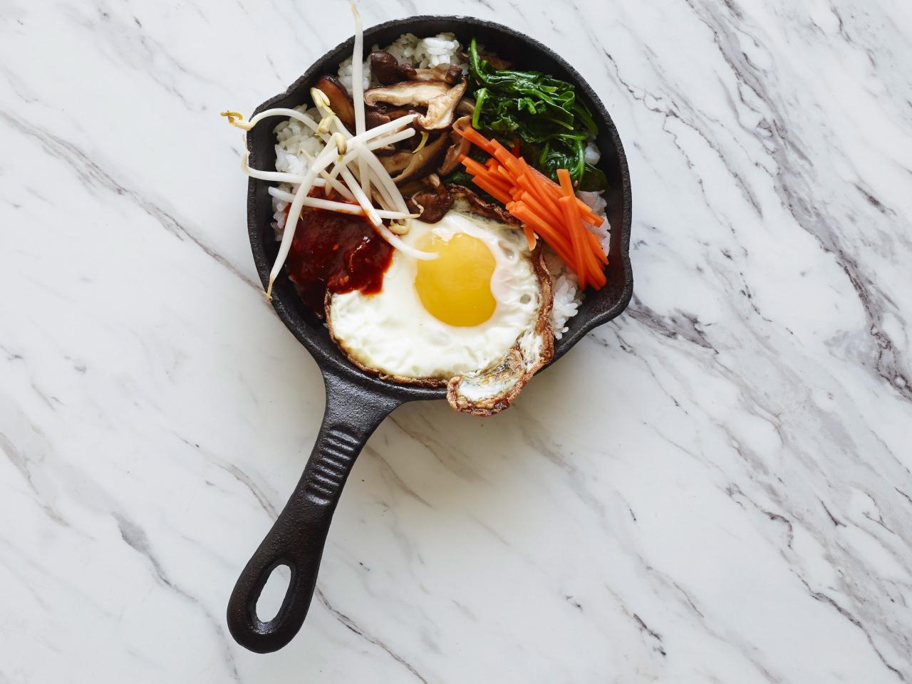 https://food.fnr.sndimg.com/content/dam/images/food/fullset/2015/8/7/0/FNK_10-Things-Cast-Iron-Skillet-Bibimbap-Marble_s4x3.jpg.rend.hgtvcom.1280.960.suffix/1438964212063.jpeg