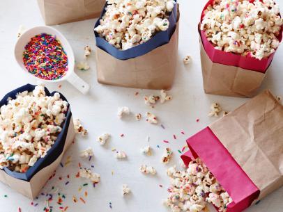 FNK BIRTHDAY WHITE CHOCOLATE POPCORN
Food Network Kitchen
Food Network
Vegetable Oil, Popcorn Kernels, White Chocolate, Unsalted Butter, Vanilla Extract, Fine Salt,
Confectioners’ Sugar, Multicolored
Sprinkles