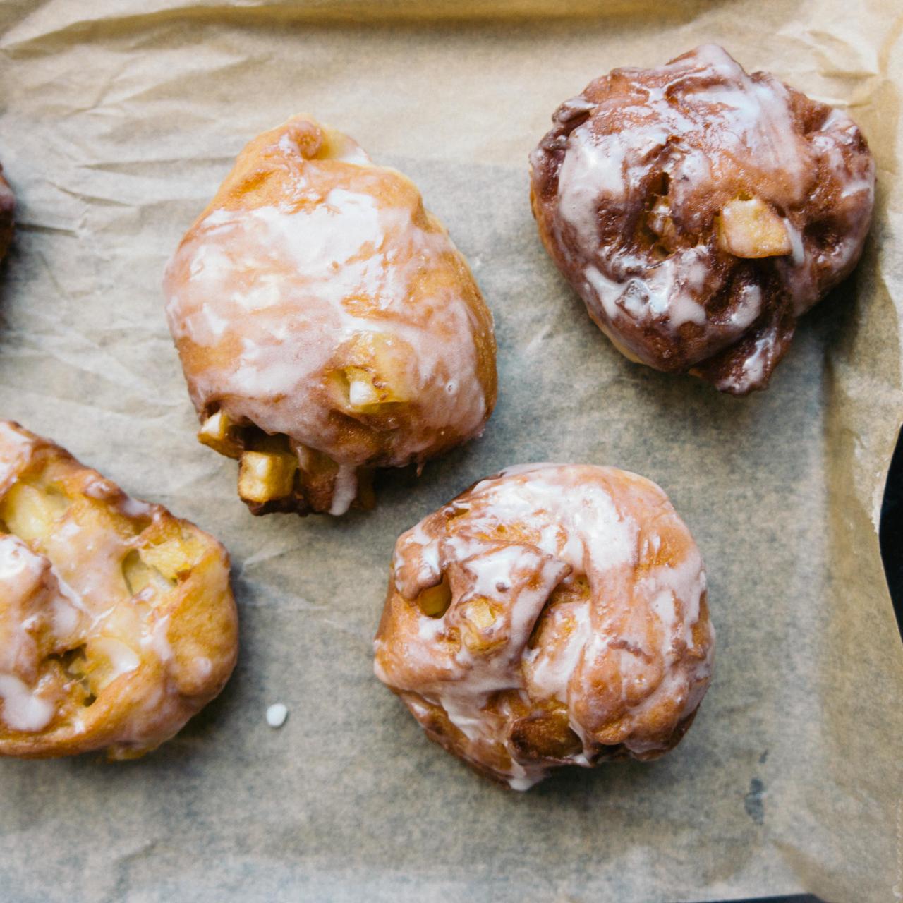 https://food.fnr.sndimg.com/content/dam/images/food/fullset/2015/9/15/1/FN_How-to-Make-Apple-Fritters-9a_s4x3.jpg.rend.hgtvcom.1280.1280.suffix/1444406101426.jpeg