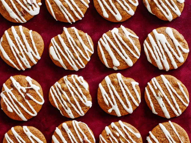 FN HERMIT COOKIES
Jeffery Zakarian
Food Network
Allpurpose
Flour, Cinnamon, Baking Soda, Fine Salt, Allspice, Ginger, Unsalted Butter, Dark
Brown Sugar, Unsulphured Molasses, Eggs, Vanilla Extract, Orange, Semisweet Chocolate
Chips, Vanilla Bean