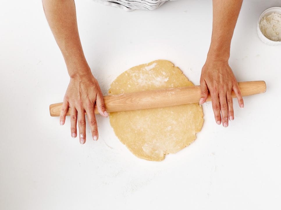 How to Make a Basic Pie Crust | Thanksgiving How-Tos : Step-by-Step ...