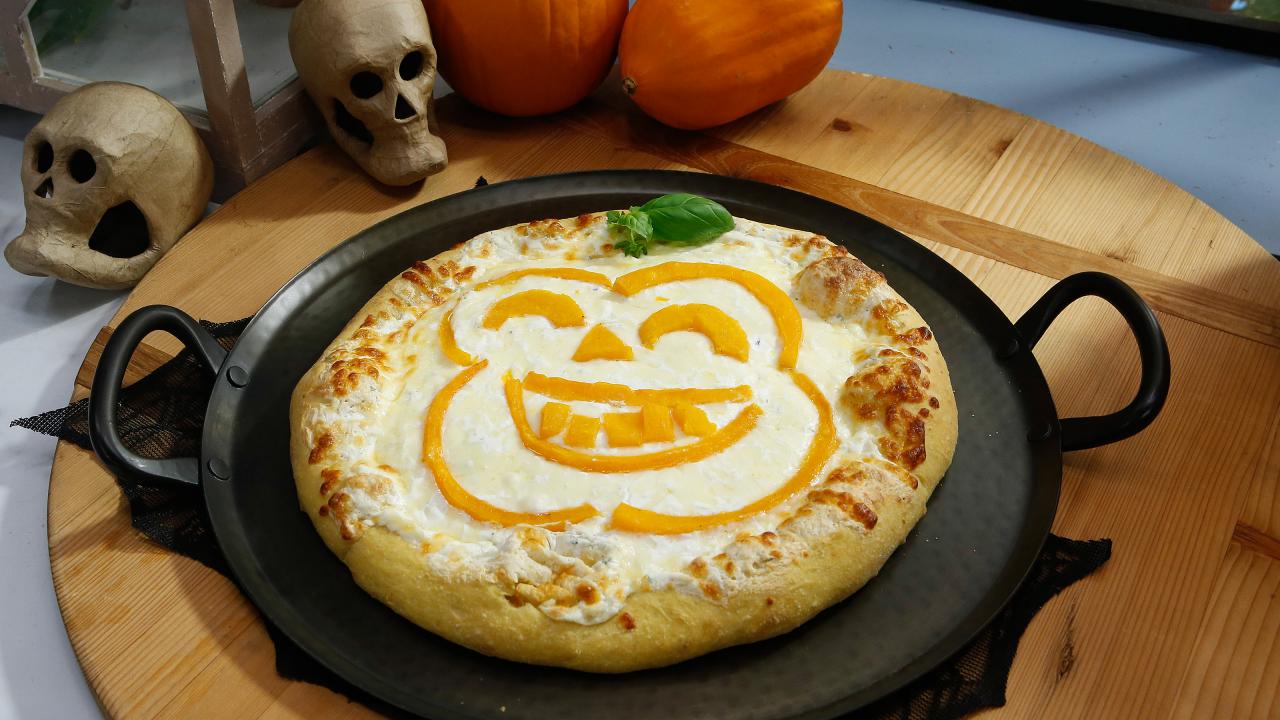 Pumpkin-Crust Halloween Pizza