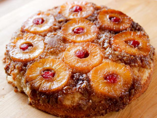 Pineapple Upside Down Cake in a Cast Iron Skillet - Amanda's Cookin' - Cake  & Cupcakes