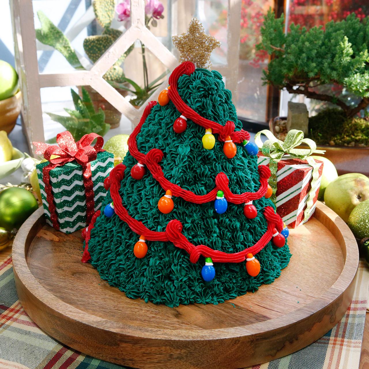 https://food.fnr.sndimg.com/content/dam/images/food/fullset/2016/11/15/1/KC1110_Christmas-Tree-Surprise-Cake_s4x3.jpg.rend.hgtvcom.1280.1280.suffix/1479344483781.jpeg