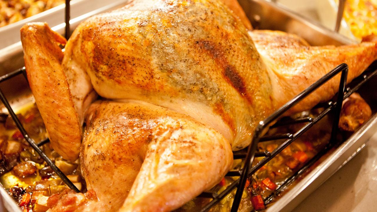 https://food.fnr.sndimg.com/content/dam/images/food/fullset/2016/11/17/3/WOSP03H_Spatchcocked-Turkey-with-Sage-Butter-and-Gravy_s4x3.jpg.rend.hgtvcom.1280.720.suffix/1479430905858.jpeg