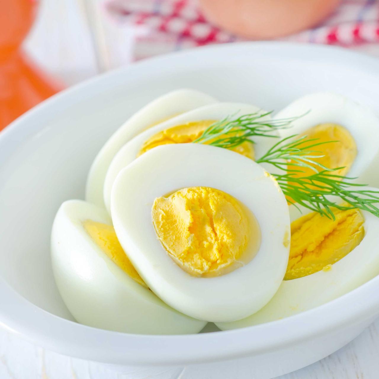 https://food.fnr.sndimg.com/content/dam/images/food/fullset/2016/12/8/2/fnd_hard-boiled-eggs-istock.jpg.rend.hgtvcom.1280.1280.suffix/1481231015951.jpeg