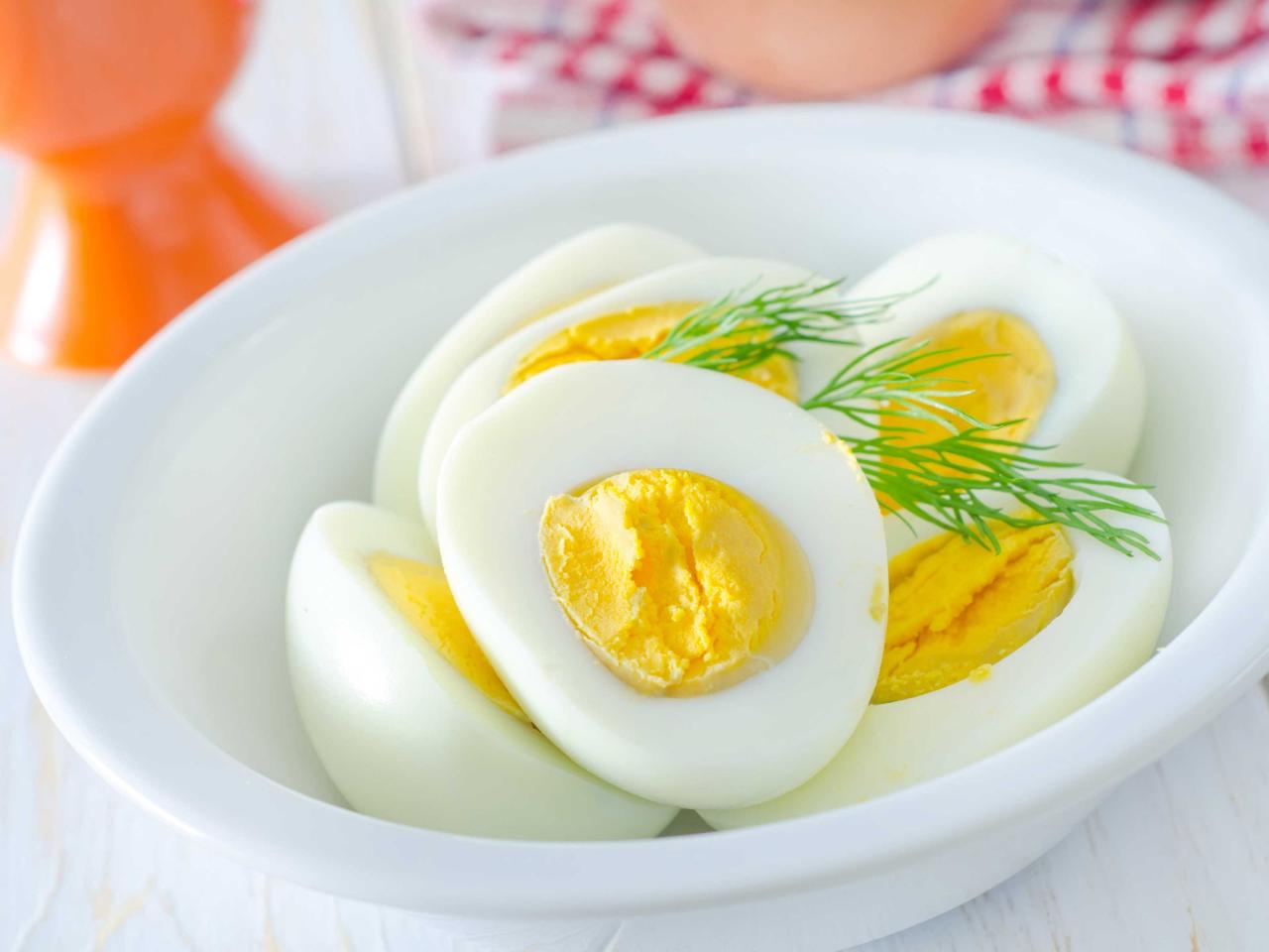 https://food.fnr.sndimg.com/content/dam/images/food/fullset/2016/12/8/2/fnd_hard-boiled-eggs-istock.jpg.rend.hgtvcom.1280.960.suffix/1481231015951.jpeg