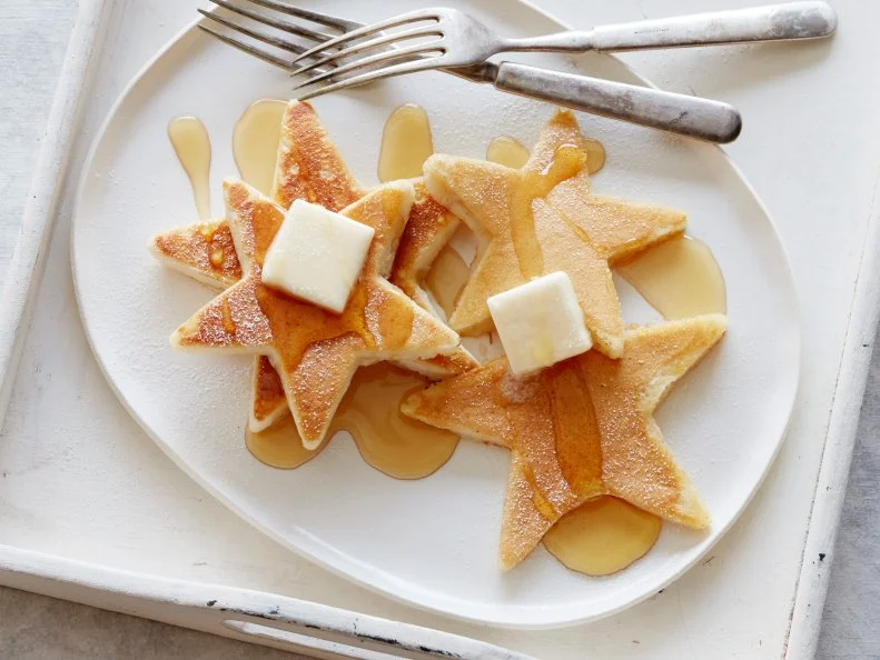 8 SURPRISING USES FOR COOKIE CUTTERS  1. Pancake Mold 2. Pizza PrettyFier 3. Sandwich Shaper 4. Cocktail Garnish 5. Pie Toppers 6. Mini Cake Cutter 7. Cheese Slicer 8. Apple Corer 8 Surprising Uses For Cookie Cutters Food Network Kitchen Food Network Pancake Mold, Frozen Pizza, Sandwich Shaper, Cocktail Garnish, Pie Toppers, Mini Cake Cutter, Cheese Slicer, Apple Corer 12 THINGS YOU SHOULD MAKE WITH PANCAKES