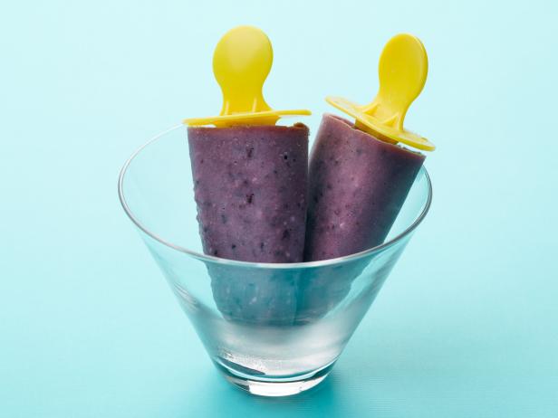 Healthy Blueberry-Oat Breakfast Ice Pops