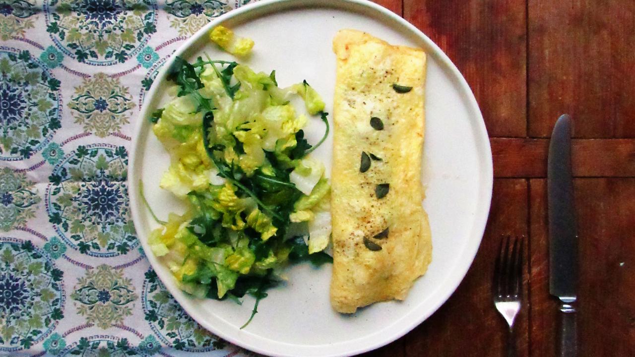 https://food.fnr.sndimg.com/content/dam/images/food/fullset/2016/3/2/0/FN_Workman-Omelet-How-To-Recipe_s4x3.jpg.rend.hgtvcom.1280.720.suffix/1456942979823.jpeg