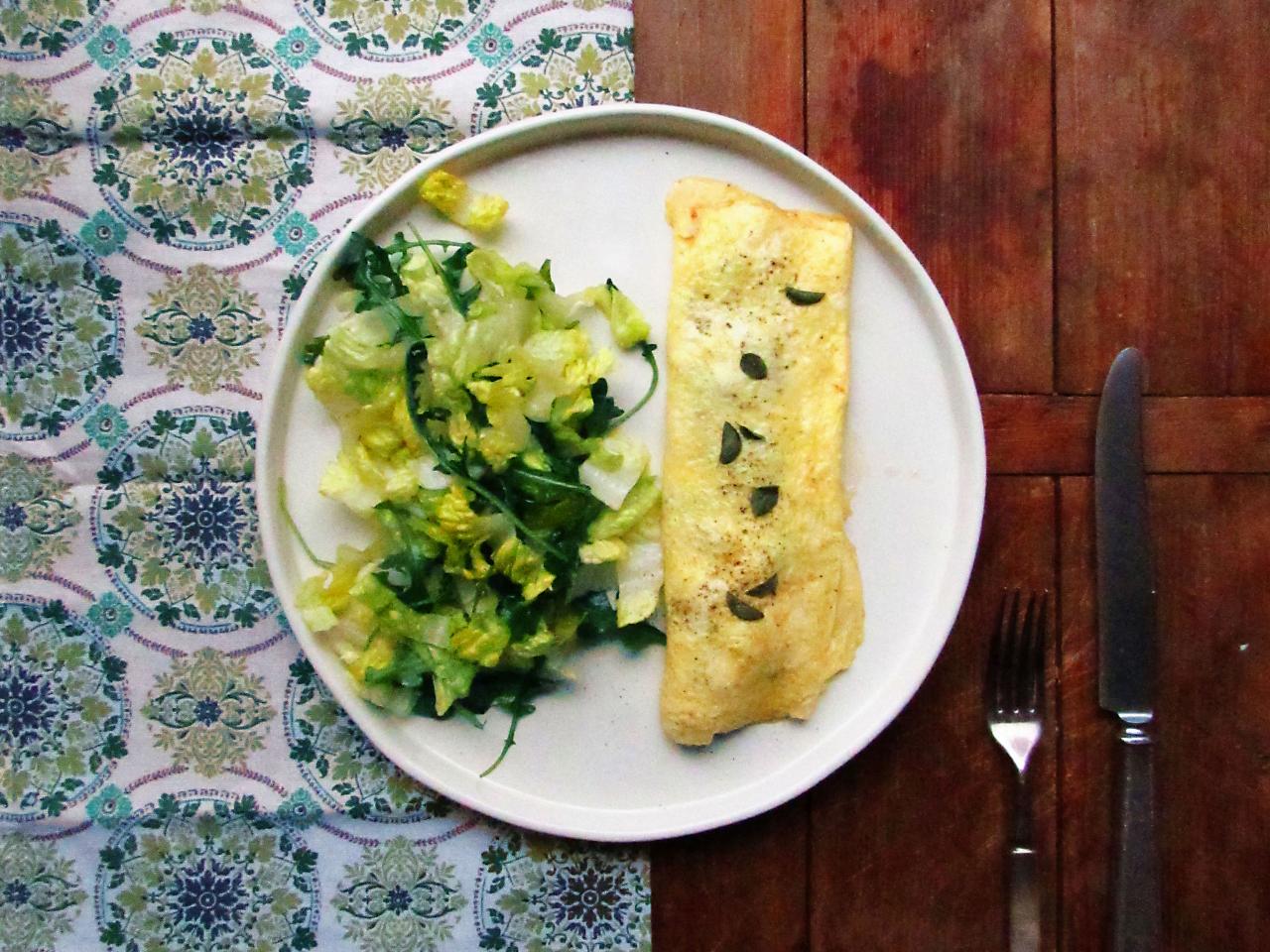 https://food.fnr.sndimg.com/content/dam/images/food/fullset/2016/3/2/0/FN_Workman-Omelet-How-To-Recipe_s4x3.jpg.rend.hgtvcom.1280.960.suffix/1456942979823.jpeg