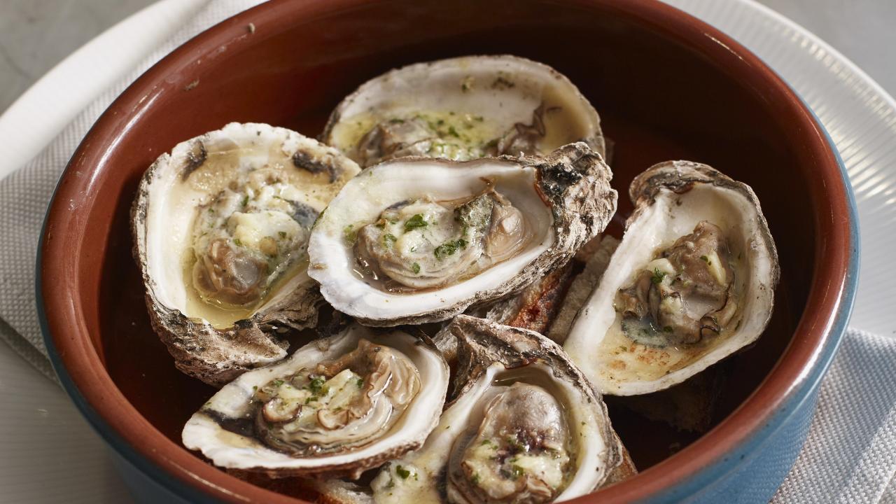 https://food.fnr.sndimg.com/content/dam/images/food/fullset/2016/3/7/1/FNM_040116-Roasted-Oysters-with-Garlic-Parsley-Butter-Recipe_s4x3.jpg.rend.hgtvcom.1280.720.suffix/1457536650626.jpeg