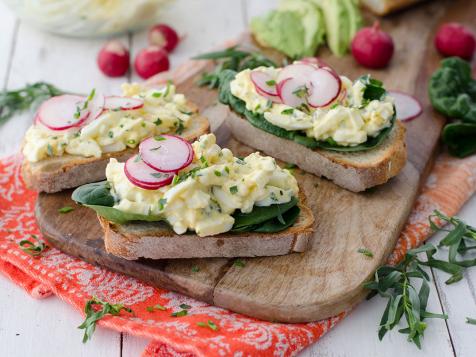 https://food.fnr.sndimg.com/content/dam/images/food/fullset/2016/3/9/0/HE_Tarragon-Egg-Salad-1_s4x3.jpg.rend.hgtvcom.476.357.suffix/1457553305780.jpeg