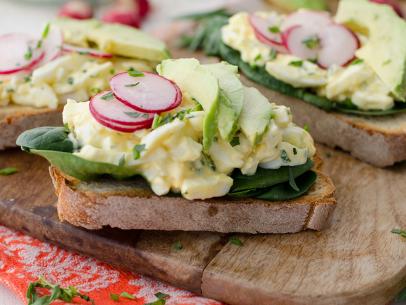 https://food.fnr.sndimg.com/content/dam/images/food/fullset/2016/3/9/0/HE_Tarragon-Egg-Salad-2_s4x3.jpg.rend.hgtvcom.406.305.suffix/1457553305945.jpeg