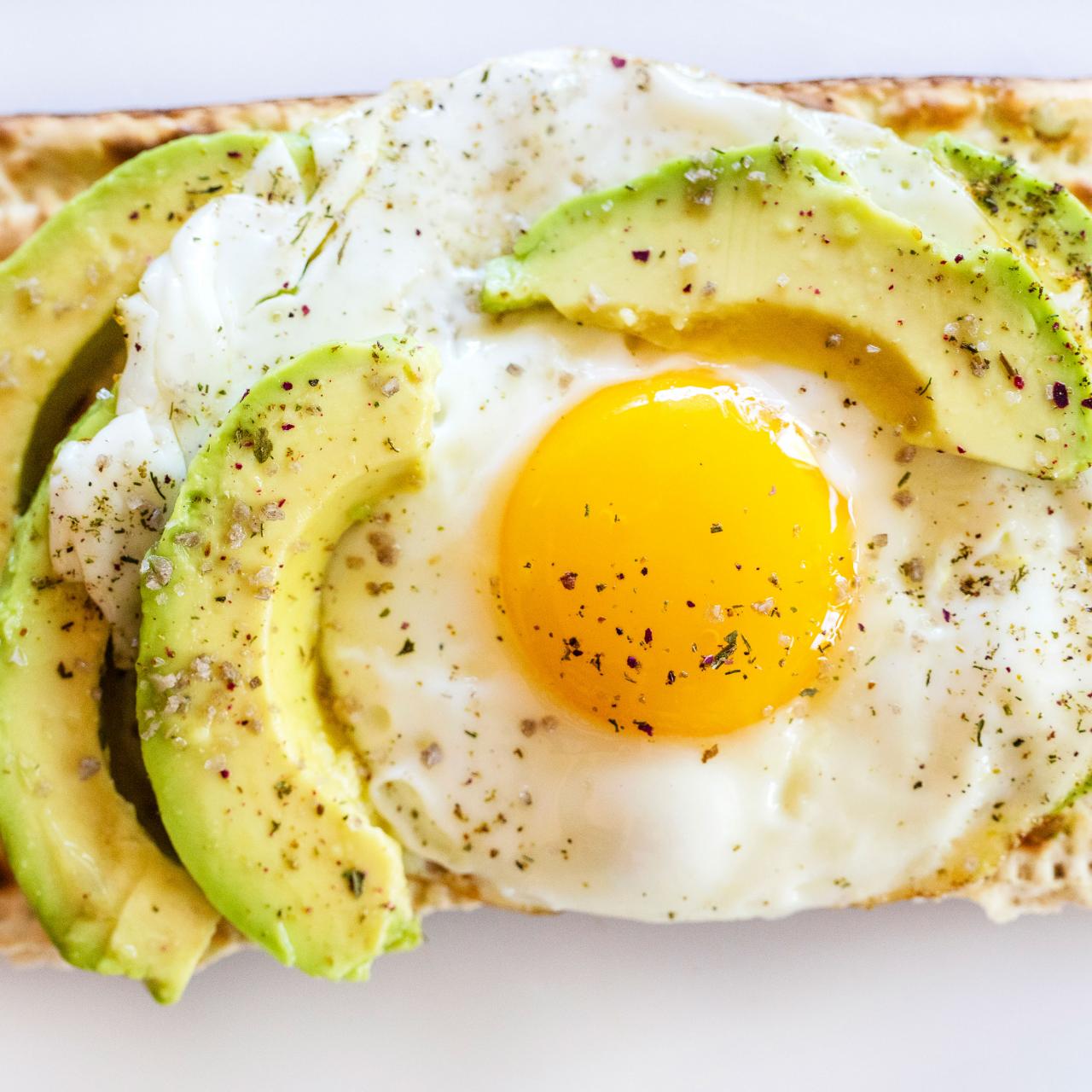 https://food.fnr.sndimg.com/content/dam/images/food/fullset/2016/4/5/0/FN_Alpers-Matzo-Avocado-Toast-with-Egg_s4x3.jpg.rend.hgtvcom.1280.1280.suffix/1459871307403.jpeg